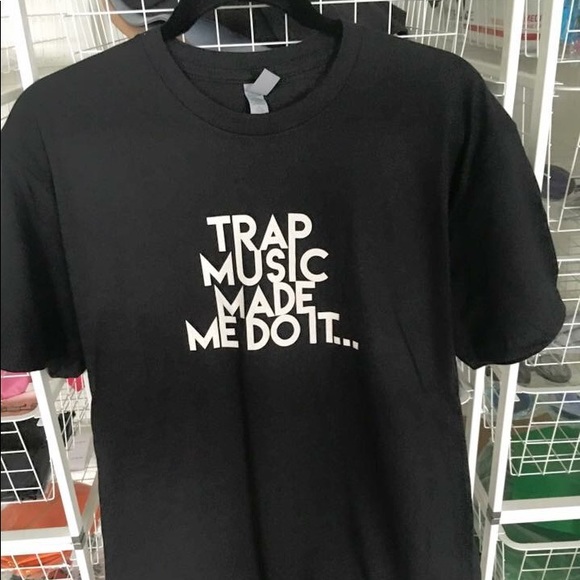 Graphic tee. Crew neck - Picture 1 of 1